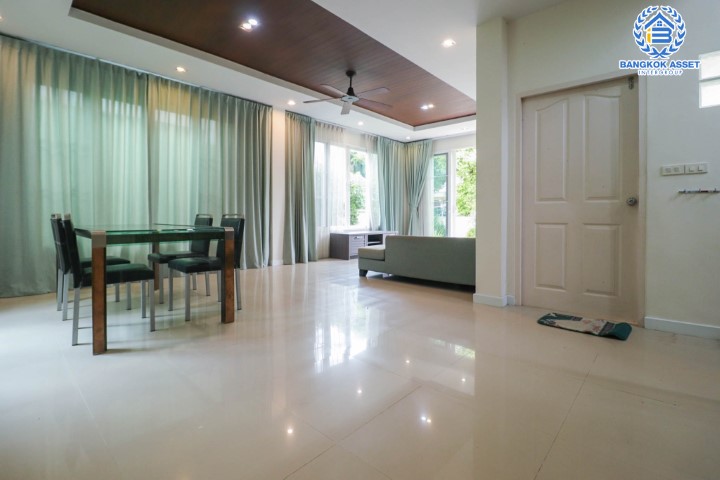 บ้านเดี่ยวมือสองย่านปทุมธานี ม.กฤษณา ติวานนท์-แจ้งวัฒนะ เนื้อที่กว้างขวางมากถึง 55 ตร.ว. ฟังก์ชัน 3 ห้องนอน 3 ห้องน้ำ 2 ที่จอดรถ บ้านสภาพสวย พร้อมอยู่ ทำเลดี เชื่อมสู่ใจกลางเมืองได้อย่างสะดวกสบาย ใกล้ทางด่วน "บางปะอิน-ปากเกร็ด"